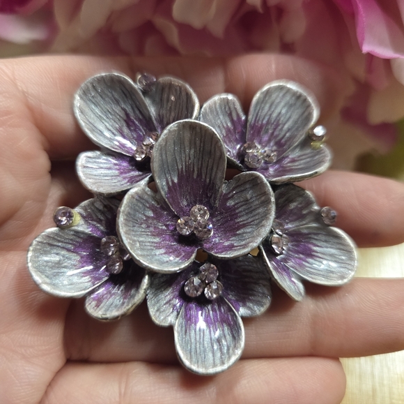 Elegant Floral Brooch in Purple and Silver - Picture 3 of 3